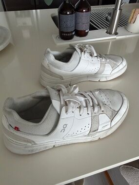 Men’s oncloud white the roger advantage size 8.5